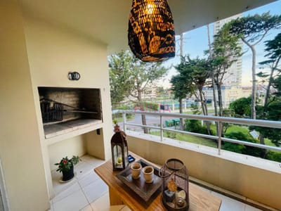 Apartamento de 2 dormitorios en la mansa con balcón y parrilla, disponible enero