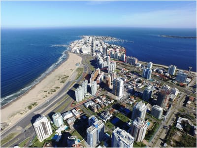 Venta de Apartamento en Punta del Este,  Avda Chiverta a metros de la playa brava y mansa