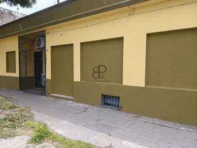 Venta con Renta Local con Casa alquilado en La Teja