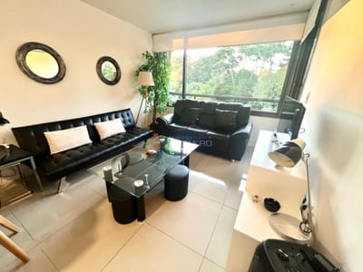 Apartamento al frente en pleno bosque de San Rafael y a pasos de la Peninsula, muy luminoso, excelentes amenities