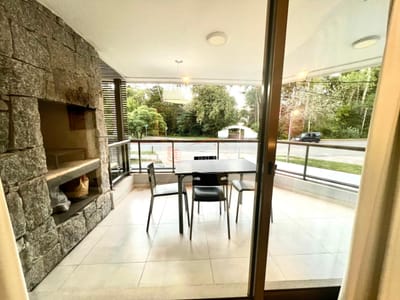 Apartamento al frente con parrillero propio en pleno bosque de San Rafael y a pasos de la Peninsula, muy luminoso, excelentes amenities