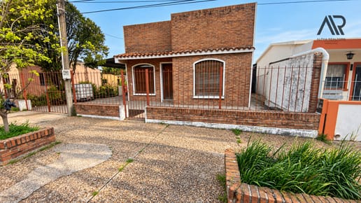 Casa en venta c/ cochera en Young