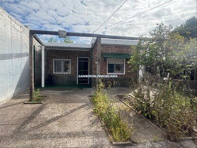 Casa con techo de plancha en muy buen estado, buen jardín con lugar para coches.