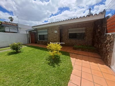 Casa en venta c/ cochera en Colón