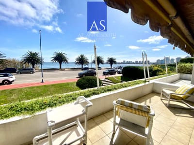 Apartamento en venta de 3 dormitorios con jardín privado frente al Muelle Mailhos - Playa Mansa