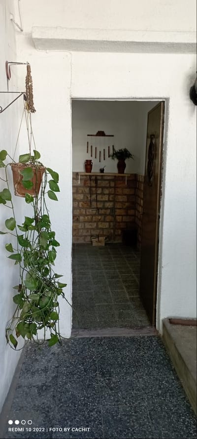 Alquilo Comoda casa 1 dormitorio con rejas y garaje