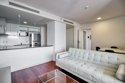 Alquiler: Departamento moderno con balcón y vista panorámica, 2 baños y garaje