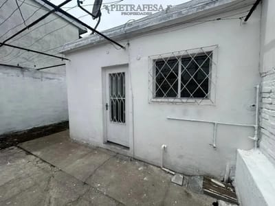 Venta de casa PH al fondo , un dormitorio , un baño . Cerrito de la Victoria