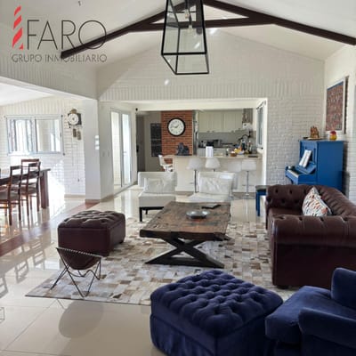 Casa con piscina climatizada, parrillero y jacuzzi
