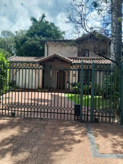 Amplia residencia familiar en venta | Barrio Mcal. Estigarribia  Gs. 1.550.000.000 | 488 m² de terreno | 304 m² construidos | Amplio patio arbolado