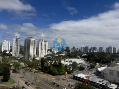 Frente a Punta Shopping, piso alto, venta, reformado