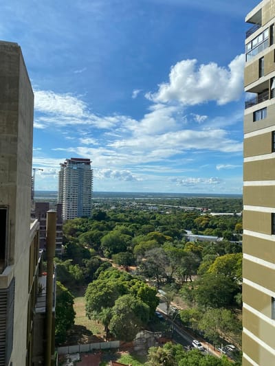 Moderno Apartamento en Mburucuyá, Asunción con Vistas Panorámicas, Balcón y Garaje