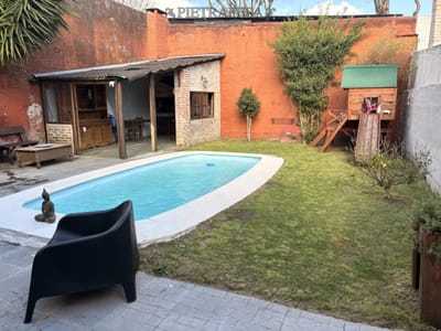 Venta de casa, 3 dormitorios, 1 baño, cochera, piscina. Brazo Oriental
