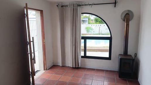 Casa en alquiler, 3 dormitorios, 1 baño, patio, cochera, piscina. El Pinar.