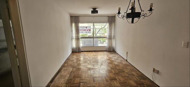 Alquiler apartamento en Pocitos de 3 dormitorios y 2 baños, patio chico, garaje amplio.