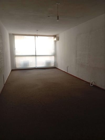 Amplio apartamento primer piso, al frente, ciudad vieja