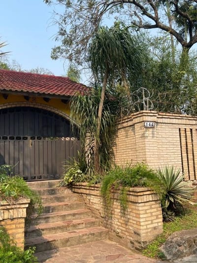 Alquilo casa en Sanber con amplio patio y piscina.