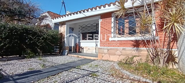 A PASOS DEL MAR VENTA MALVIN SUR 3 Dormitorios, 2 Baños + 2 Unidades al fondo.