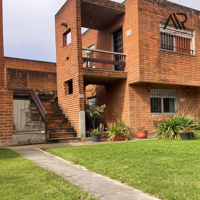 CASA VENTA. CARRASCO SUR.  PH DE ALTOS. C/ GARAJE Y JARDIN DE USO EXCLUSIVO,