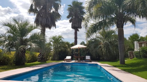 Residencia Exclusiva en Alquiler: Dos Piscinas y Vistas Panorámicas a la Laguna del Diario en Entorno Único.