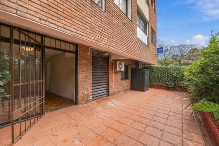 Alquiler De Apartamento Al Frente, En Planta Baja, Con Patio De Uso Exclusivo Frente Al Parque Batlle