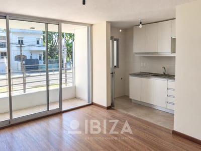 Venta apartamento con renta Malvin 1 dormitorio con terraza, patio y garage. A metros de la Rambla