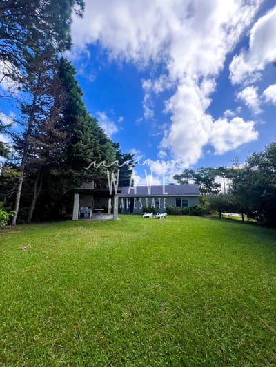 OPORTUNIDAD CASA EN VENTA Rincón del Indio, casa esquina, 3 dormitorios, 2 baños.