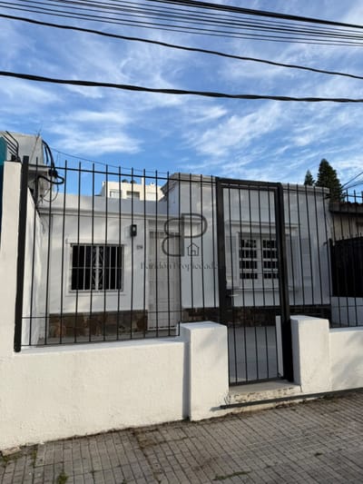 Alquiler Casa 1 Dormitorio La Blanqueada con patio y cochera