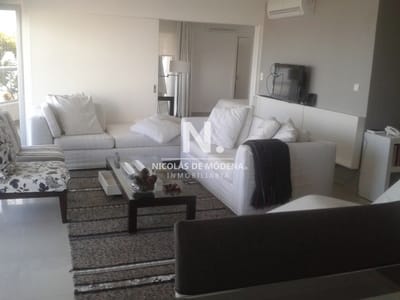 Departamento de 3 dormitorios mas dependencia de servicio a pasos de Playa Brava en venta