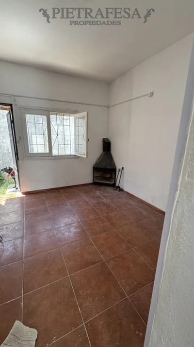 Apartamento en alquiler, 1 dormitorio, 1 baño, patio. Sin gastos comunes. Buceo.