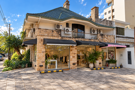 Barrio Las Lomas - Local comercial a pasos de importante avenida, zona Shopping Del Sol