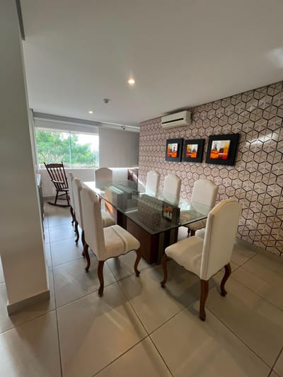EN ALQUILER - Amplio departamento totalmente amoblado y equipado de 3 dormitorios en suite + escritorio en barrio Bella Vista, zona colegio San Ignacio de Loyola