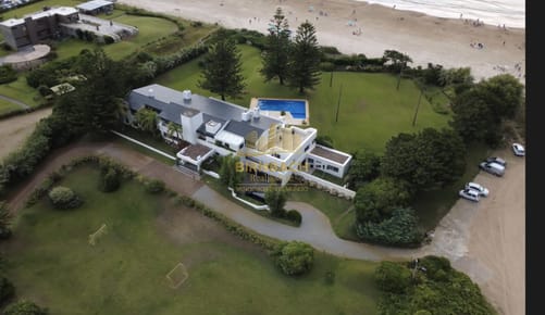 Casa de Seis Dormitorios Frente al Mar en Solanas Punta Ballena, en Venta