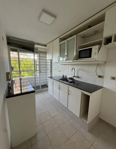 Espectacular apartamento en alquiler de 2 dormitorios con garage, en Malvín, sobre Samuel Blixen casi Colombes, frente al Shopping Plaza Italia.