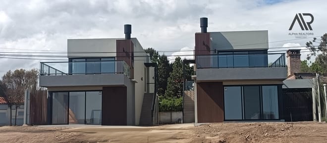 Casa en venta c/ cochera en Punta Colorada