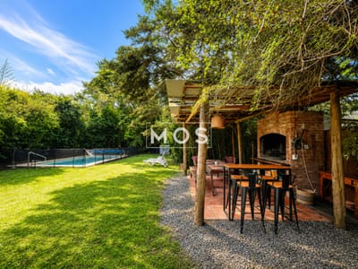 Casa de 3 Dormitorios + Dependencia, con Piscina Climatizada y Parrillero, a 400 metros del mar. Rincón del Indio, Punta del Este