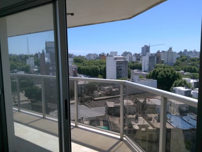 Piso alto. Apto al frente, vistas despejadas. Próximo a facultades, Parque Rodó. Zona con variedad de servicios