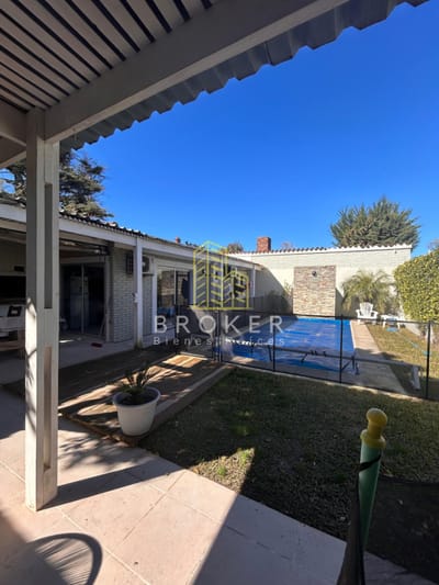 Espectacular casa en alquiler de verano 4 dormitorios y piscina a una cuadra del mar