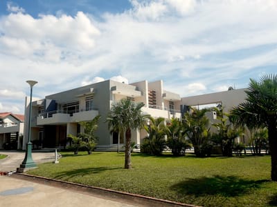 AMPLIA CASA EN VENTA COLINAS DEL URUBO II