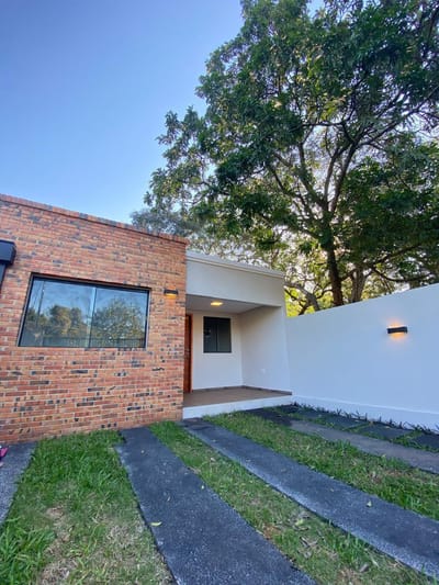 Hermosa casa pareada en barrio Loma Merlo | Luque