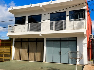 Casa con 2 Salones Comerciales y Departamento Independiente – Ciudad del Este