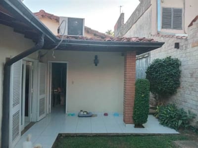 Se Vende Casa con ubicación estratégica en el barrio Mcal López