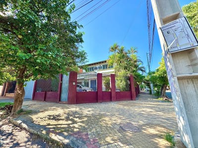 Residencia En Esquina Con Ubicación Estrategica.