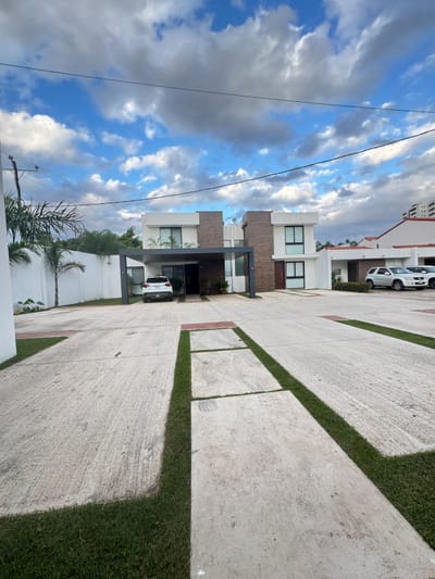 CASA EN VENTA DE 3 DORMITORIOS EN CONDOMINIO VILLA CANDELARIA