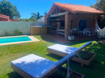 Chalet reciclado en Punta del Este, piscina climatizada y amplio fondo cerrado 