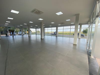 ALQUILO SHOWROOM CON SALON DE 290 mt2 ZONA AEROPUERTO 