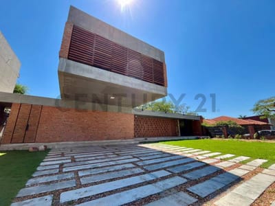 Vendo imponente propiedad a estrenar en el Yacht y Golf Club Paraguayo