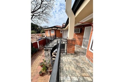 VENDO CASA DE 5 DORMITORIOS. MBURUCUYA
