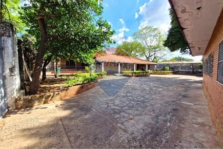 Casa de 4 Habitaciones con terreno de 1000 M2 en Lambare 