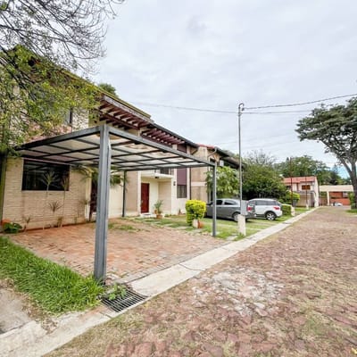 EN VENTA - DUPLEX DE 3 DORMITORIOS EN CONDOMINIO EN LAMBARE